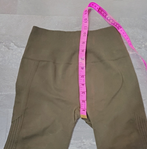 Lululemon High Rise Crop Olive Green Leggings. 16" Inseam. Size 8 (3 bars). - Picture 3 of 7